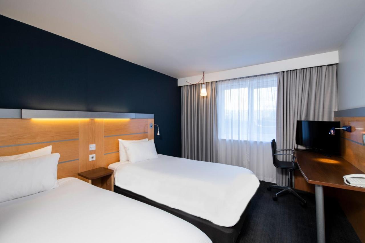 Holiday Inn Express Hamilton By Ihg Exterior photo